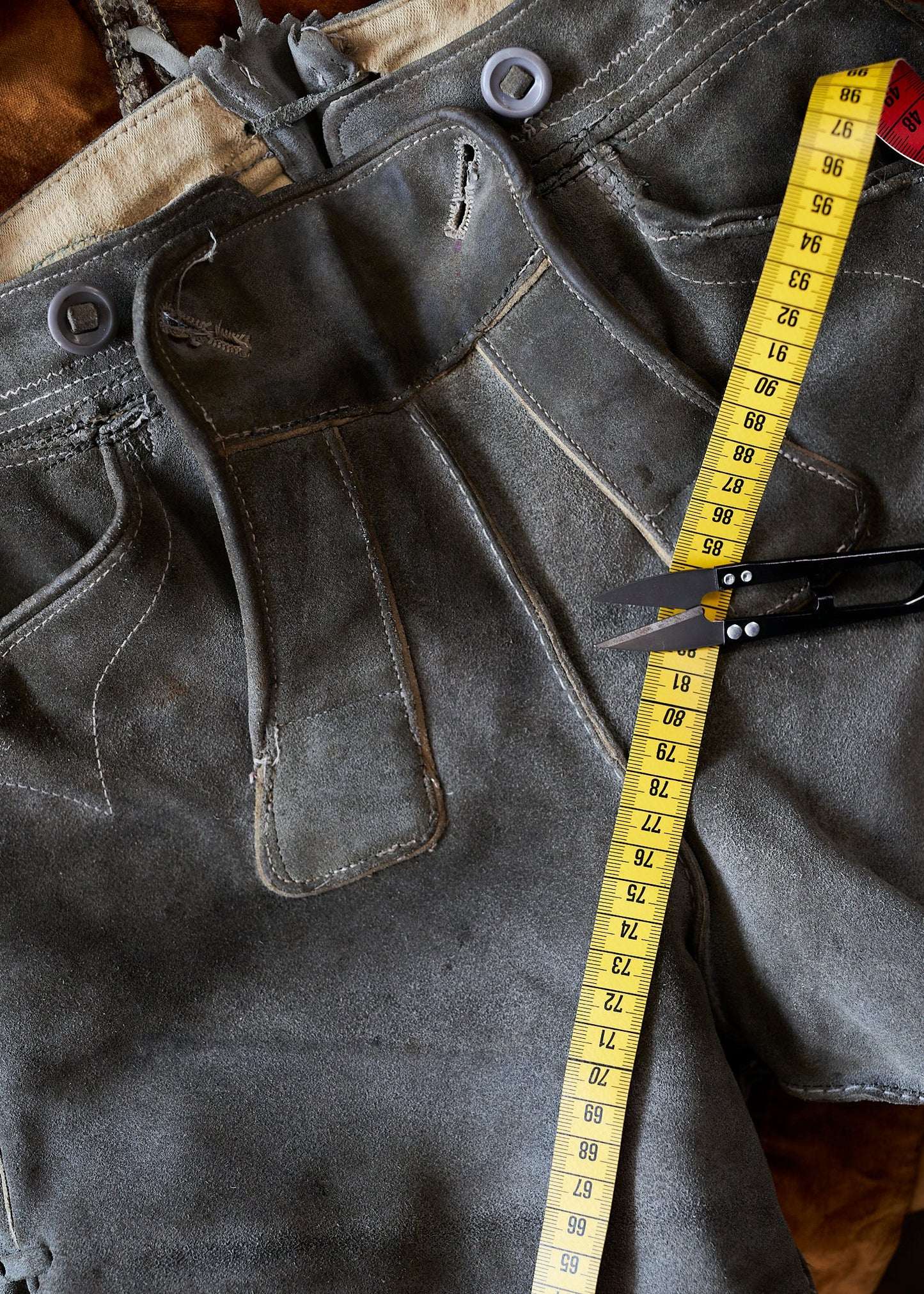 Lederhosen Reparatur- Lederhosen Reparatur in der nähe - Hose - Lederhosen - Reparieren - deine Online Schneiderei